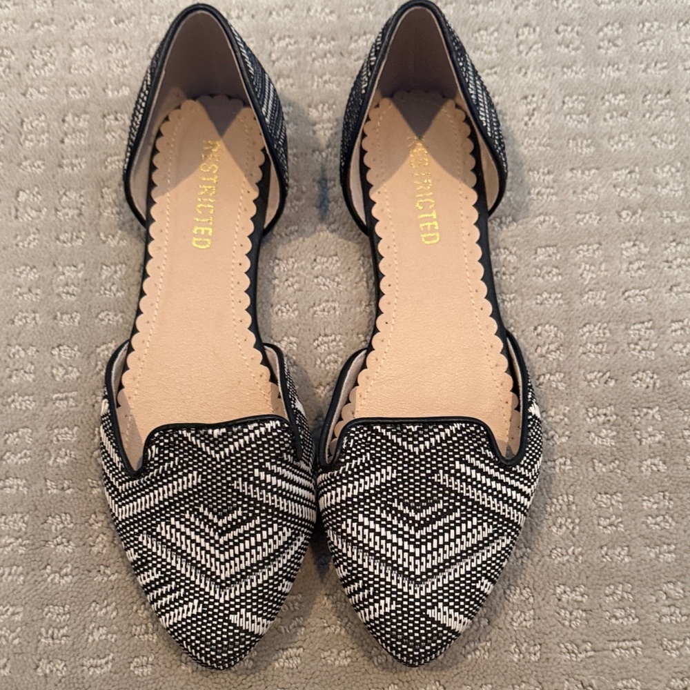 New Restricted Black and White Geometric Flats 8